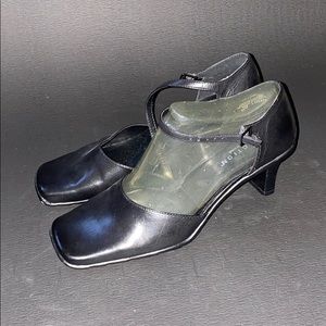 Kenneth Cole Reaction black leather heel size 5.5